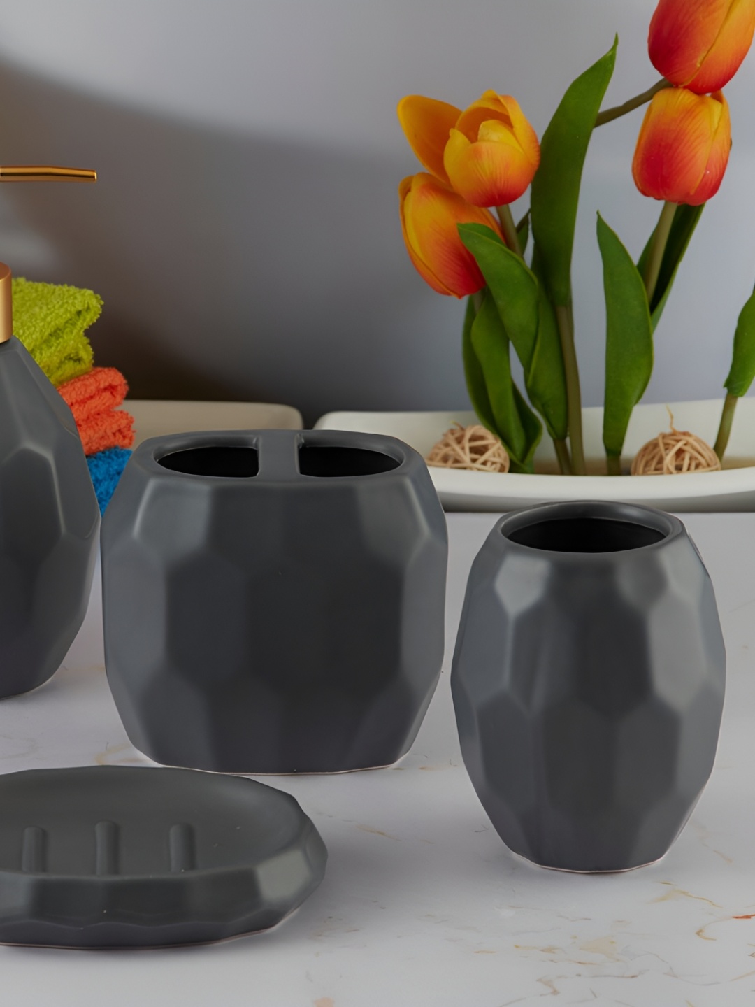 

Kookee Grey 4 piece Abstract Bath Accessories Set