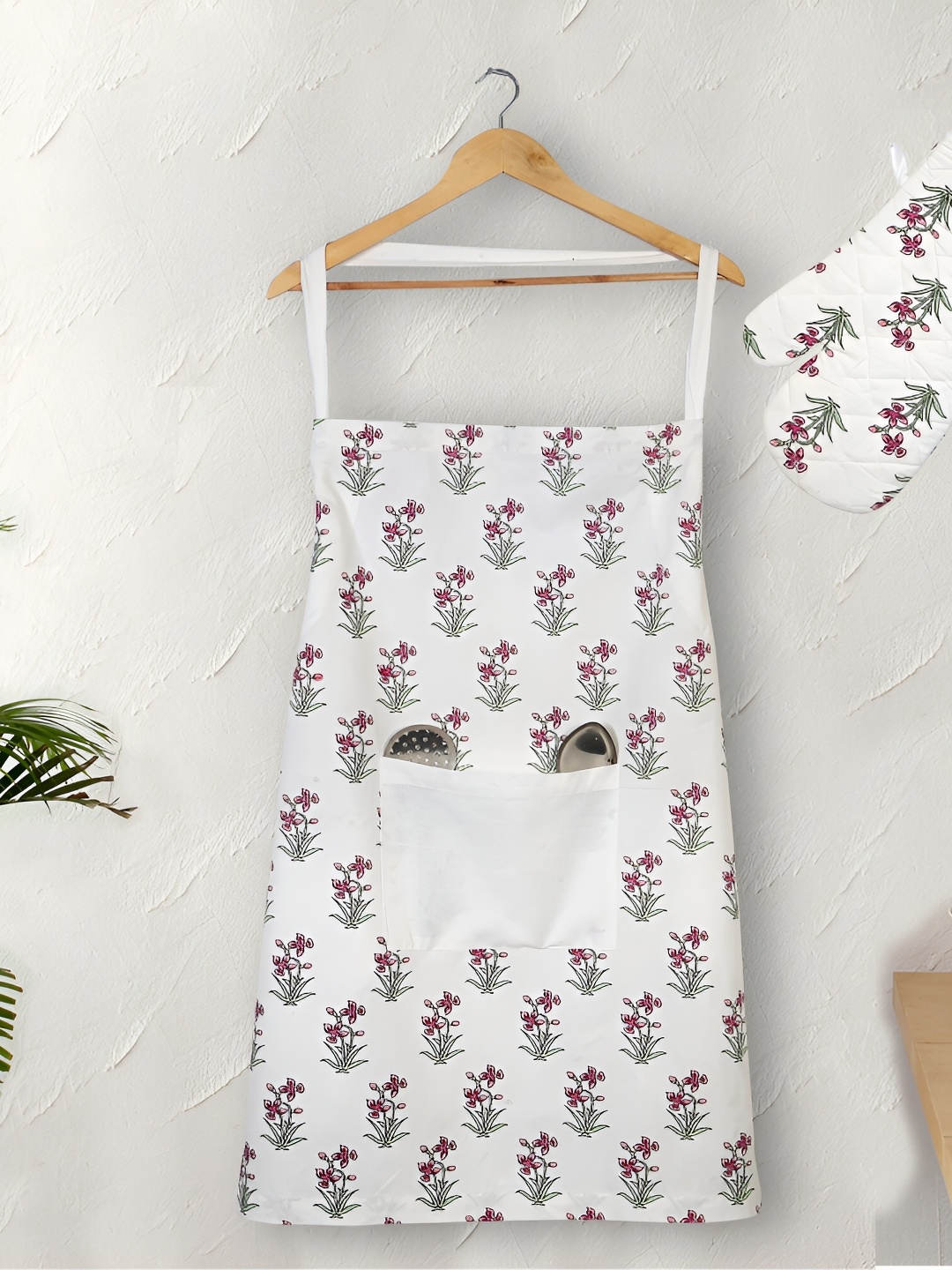 

Texstylers Pink & White Floral Printed Cotton Oven Glove & Apron