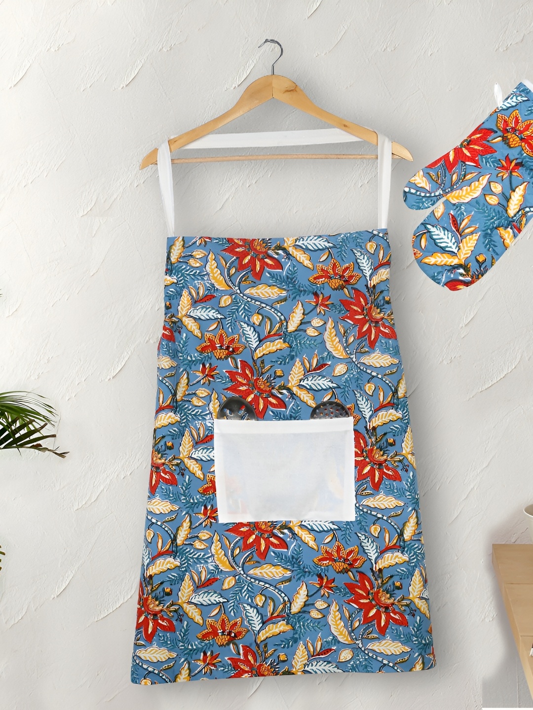

Texstylers Blue & Red 2 Pcs Floral Printed Cotton Kitchen Linen Set
