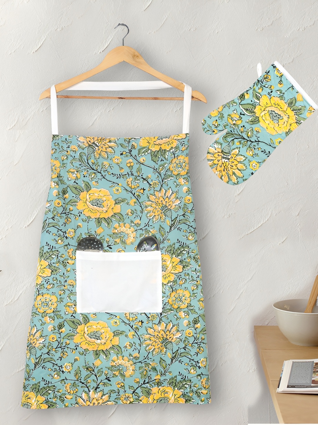

Texstylers Yellow & White 2 Pieces Yellow Printed Cotton Apron & Gloves Mitt