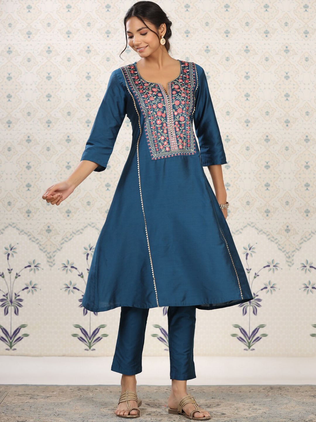 

Ode by House of Pataudi Yoke Design Embroidered Kurta with Trousers, Blue