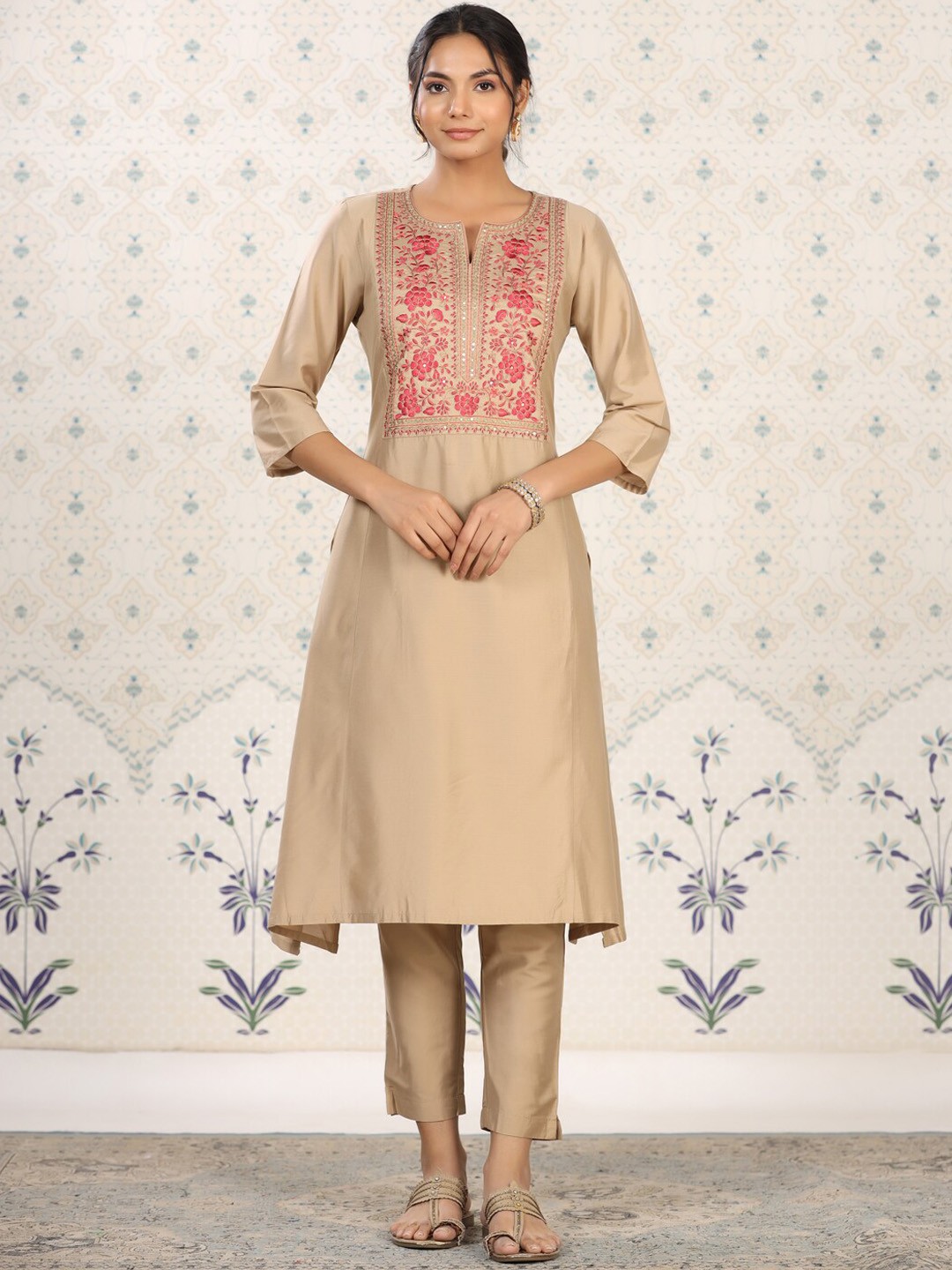 

Ode by House of Pataudi Yoke Design Embroidered Kurta with Trousers, Cream