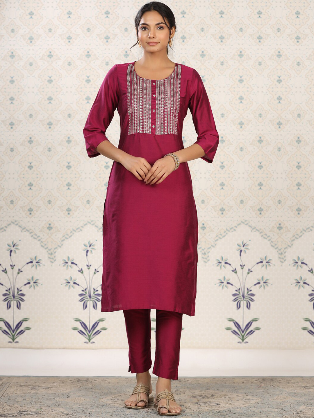 

Ode by House of Pataudi Yoke Design Embroidered Kurta with Trousers, Magenta