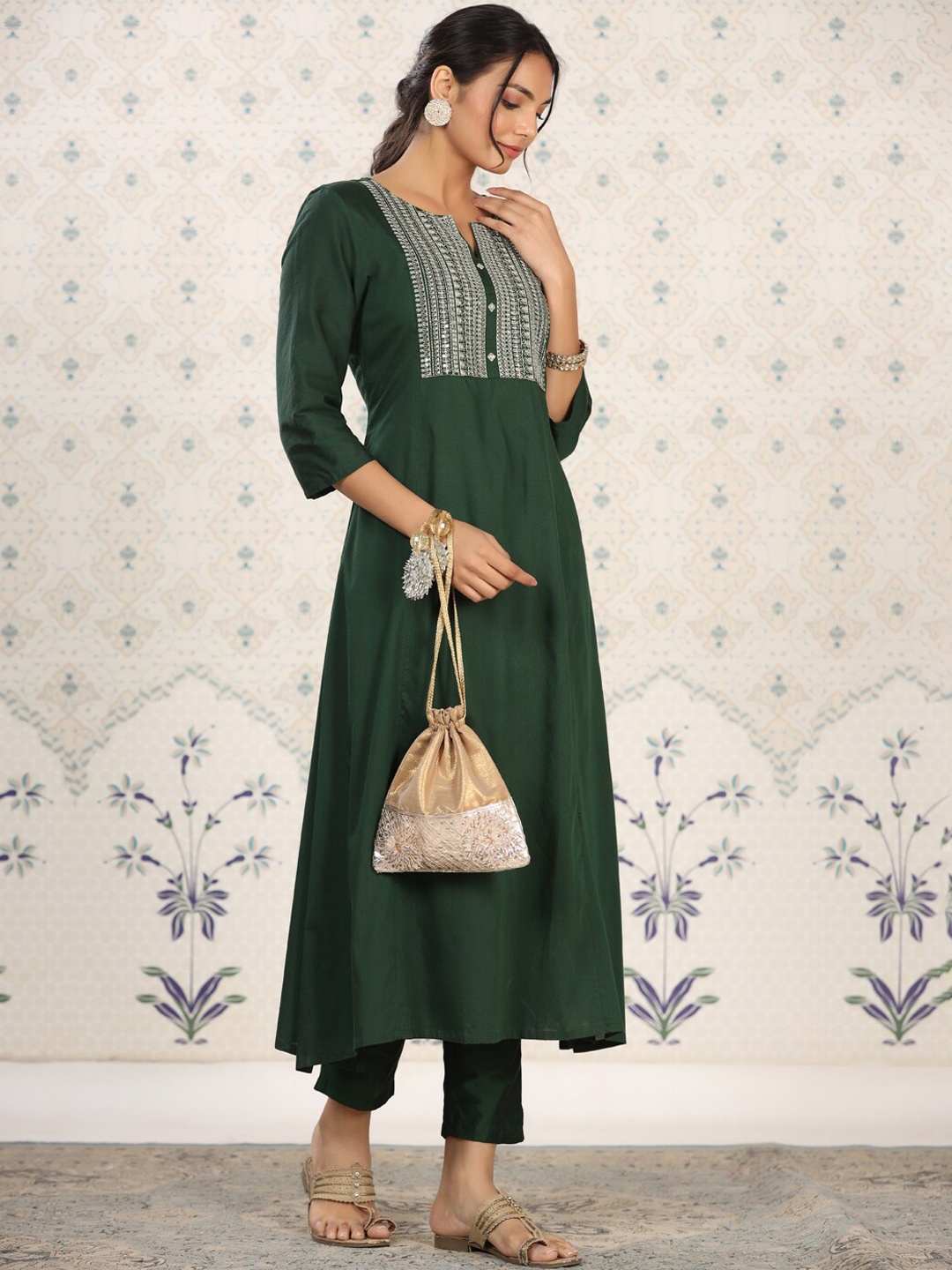 

Ode by House of Pataudi Yoke Design Embroidered Kurta with Trousers, Green