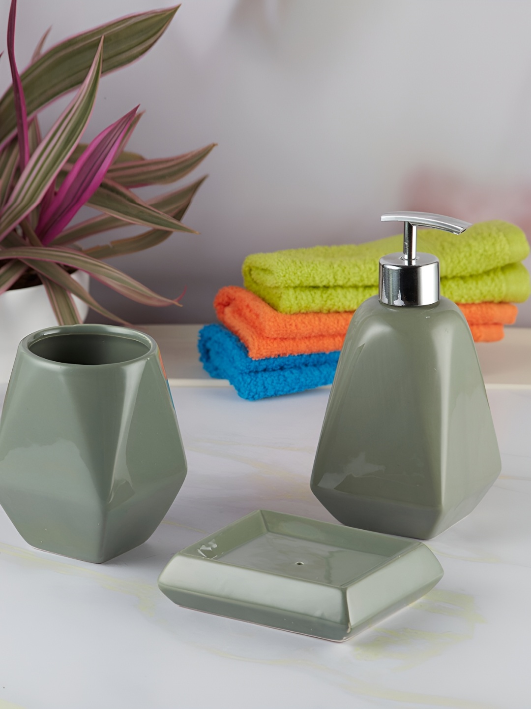 

Kookee Green 3 piece Abstract Bath Accessories Set