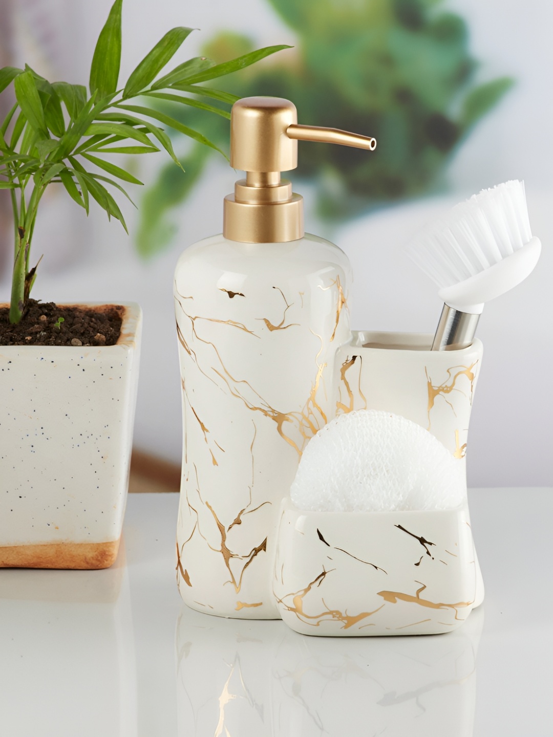 

Kookee White & Gold-Tone Abstract Ceramic Soap Dispenser