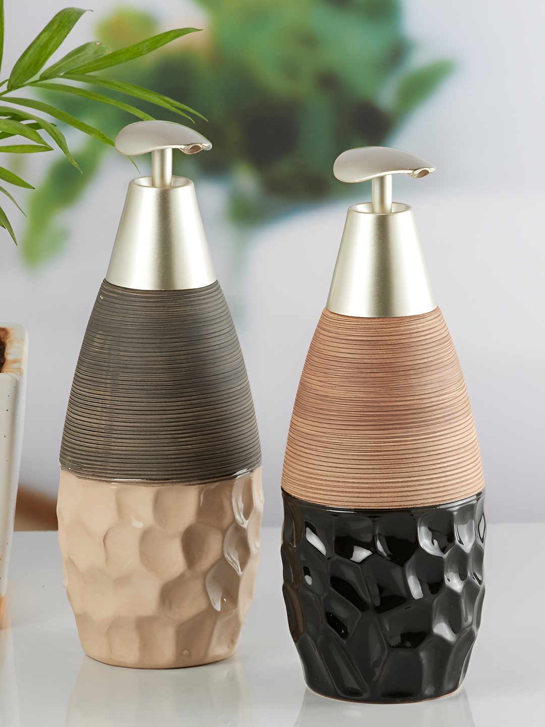 

Kookee Brown & Black 2 Piece Textured Ceramic Soap Dispenser