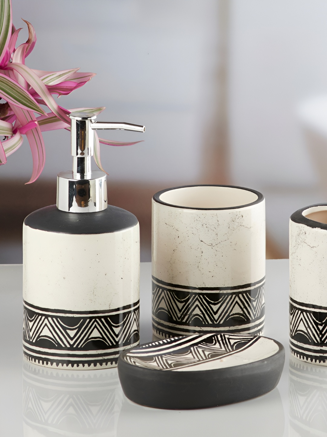

Kookee White & Black 4 Piece Abstract Ceramic Bath Accessories Set