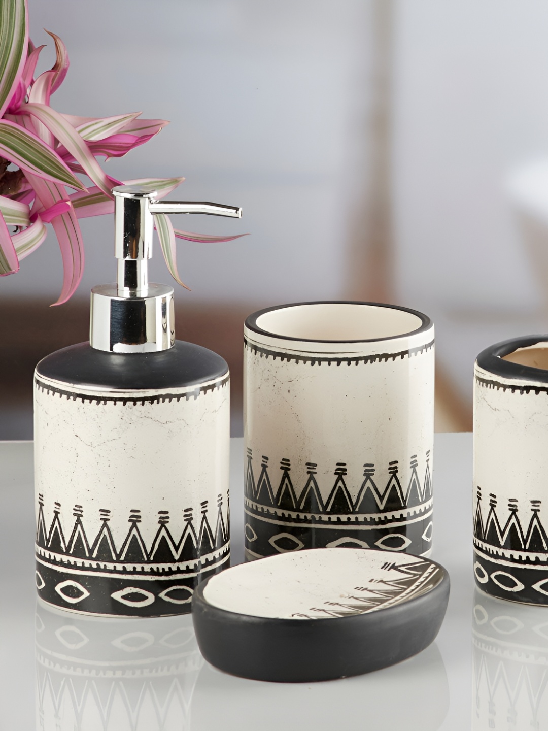 

Kookee White 4 piece Abstract Bath Accessories Set