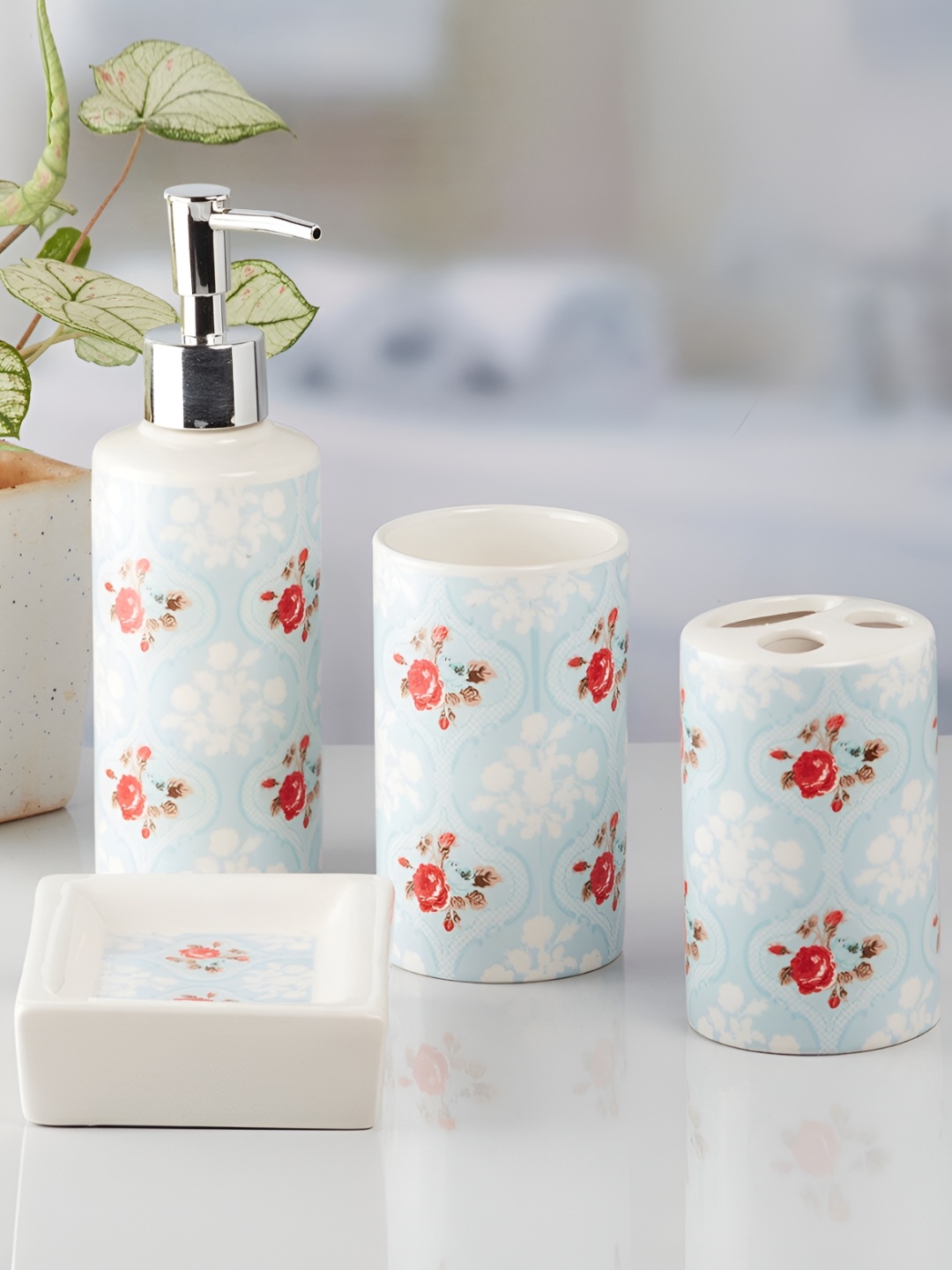 

Kookee Blue & Red 4 Pieces Abstract Bath Accessories Set