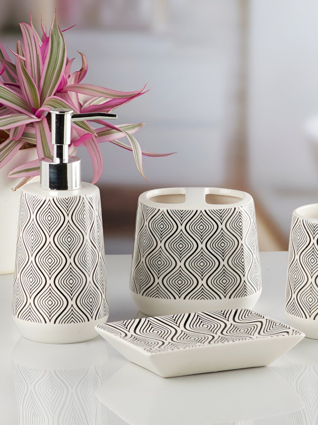 

Kookee White 4 pieces Abstract Ceramic Bath Accessories Set
