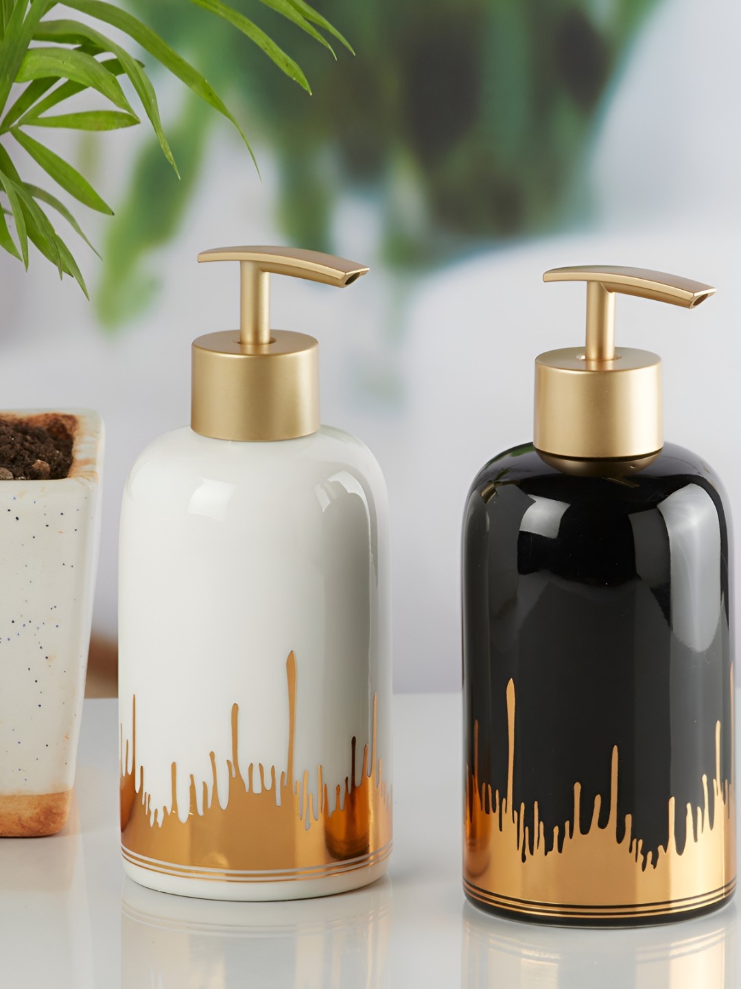 

Kookee Black & White 2 Pieces Abstract Soap Dispenser Handwash Pump for Bathroom & Kitchen
