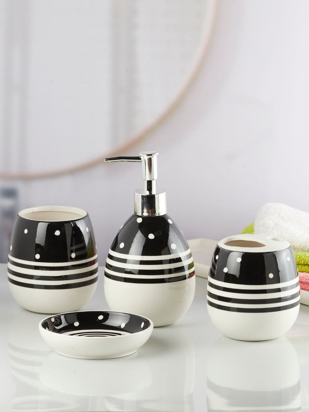 

Kookee White 4 Piece Abstract Ceramic Bath Accessories Set