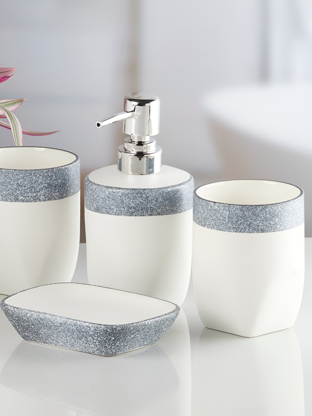 

Kookee White 4 Pieces Abstract Ceramic Bath Accessories Set