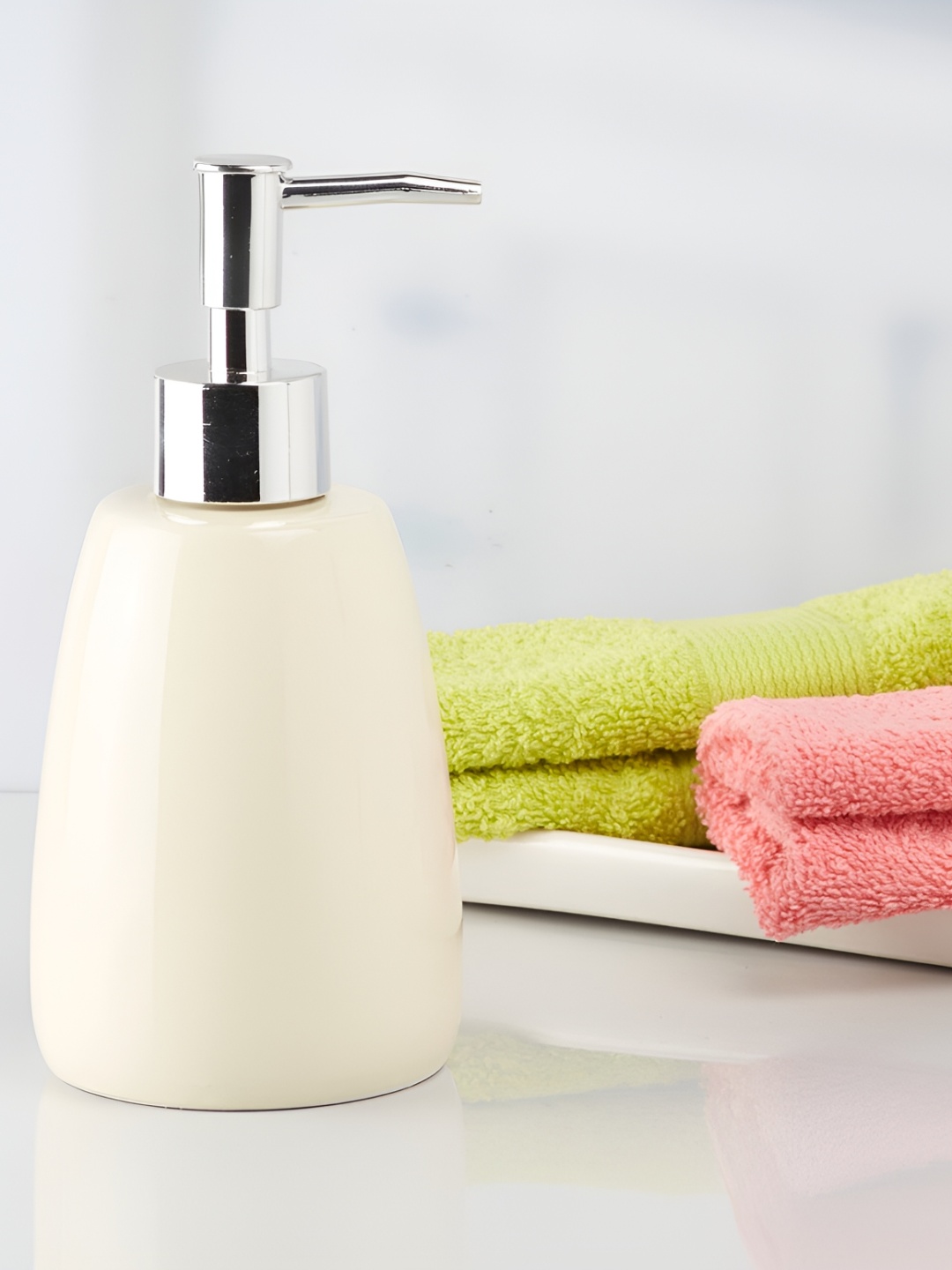 

Kookee White 2Pcs Abstract Ceramic Bath Accessories Set