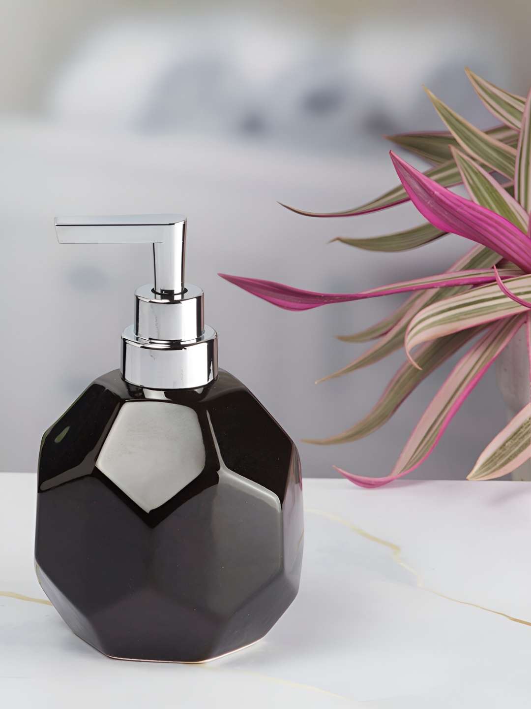 

Kookee Black Abstract Ceramic Soap Dispenser