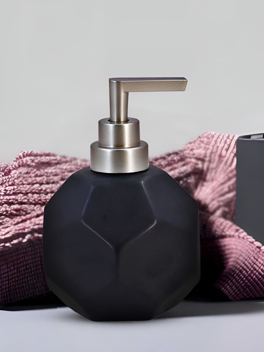 

Kookee Black Abstract Ceramic Glossy Soap Dispenser