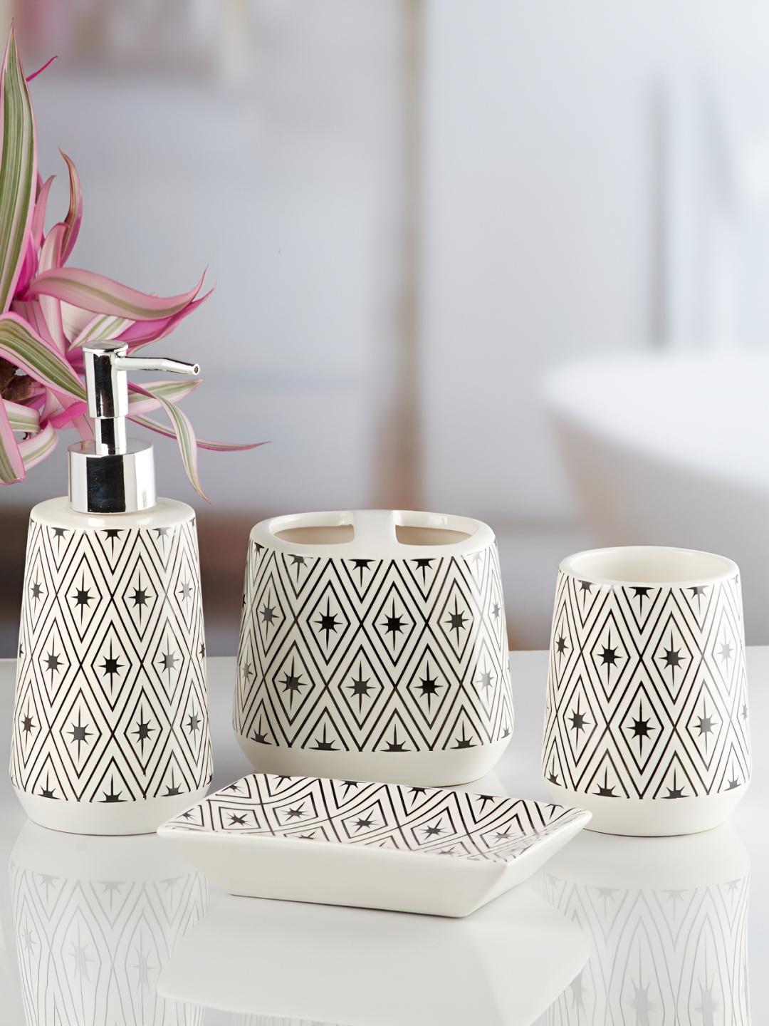 

Kookee White and Black 4 pieces Abstract Ceramic Bath Accessories Set
