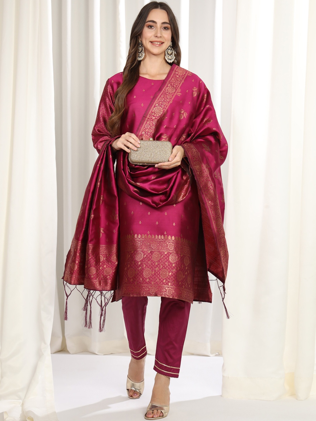 

Momina Fashion Women Pink Floral Regular Kurta with Trousers & With Dupatta