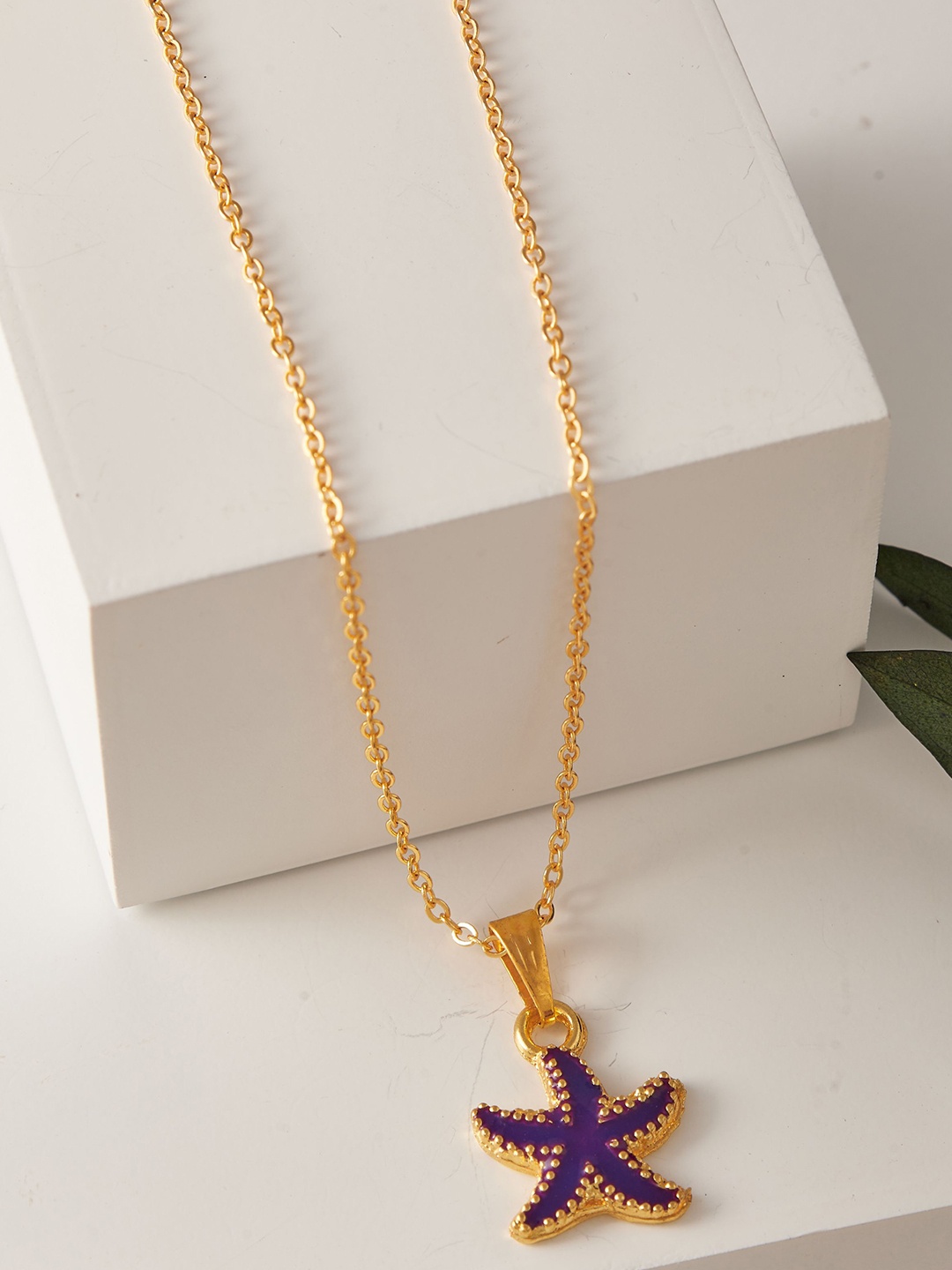 

DressBerry Gold-Plated Pendant With Chain
