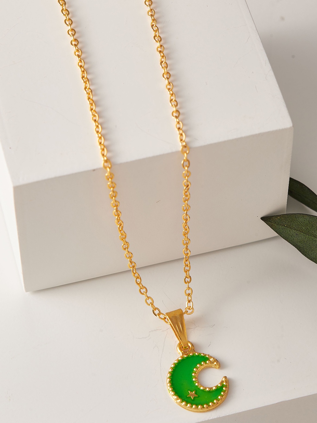 

DressBerry Gold-Plated Pendant With Chain