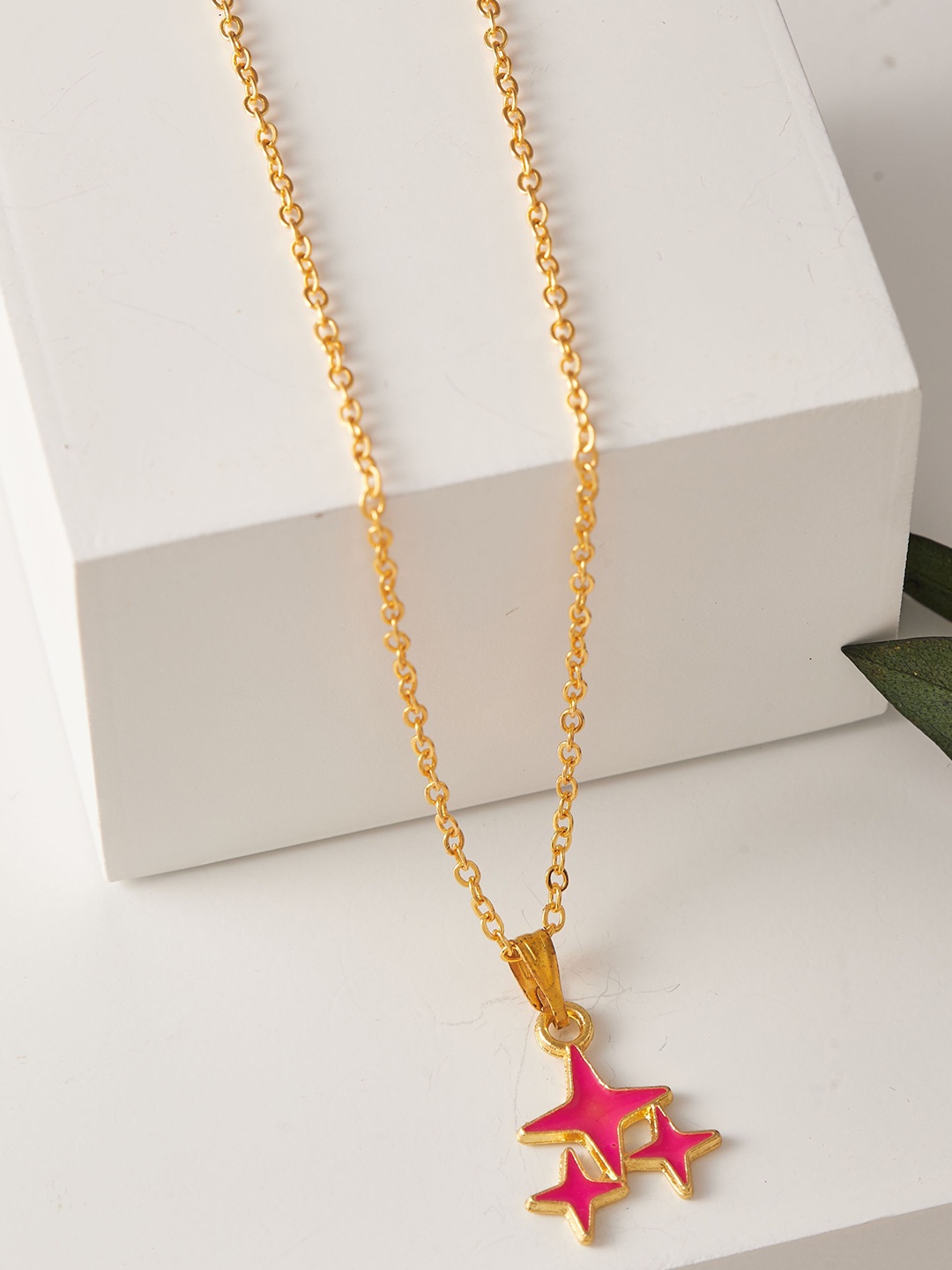 

DressBerry Gold-Toned Gold-Plated Pendant With Chain