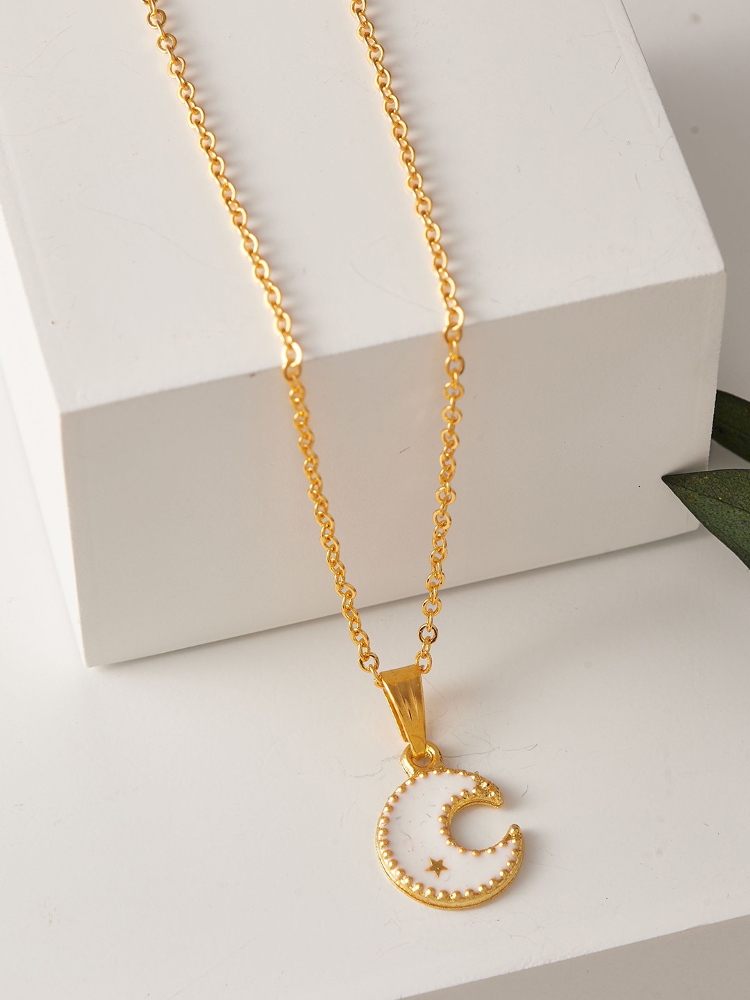 

DressBerry Gold-Plated Pendant With Chain