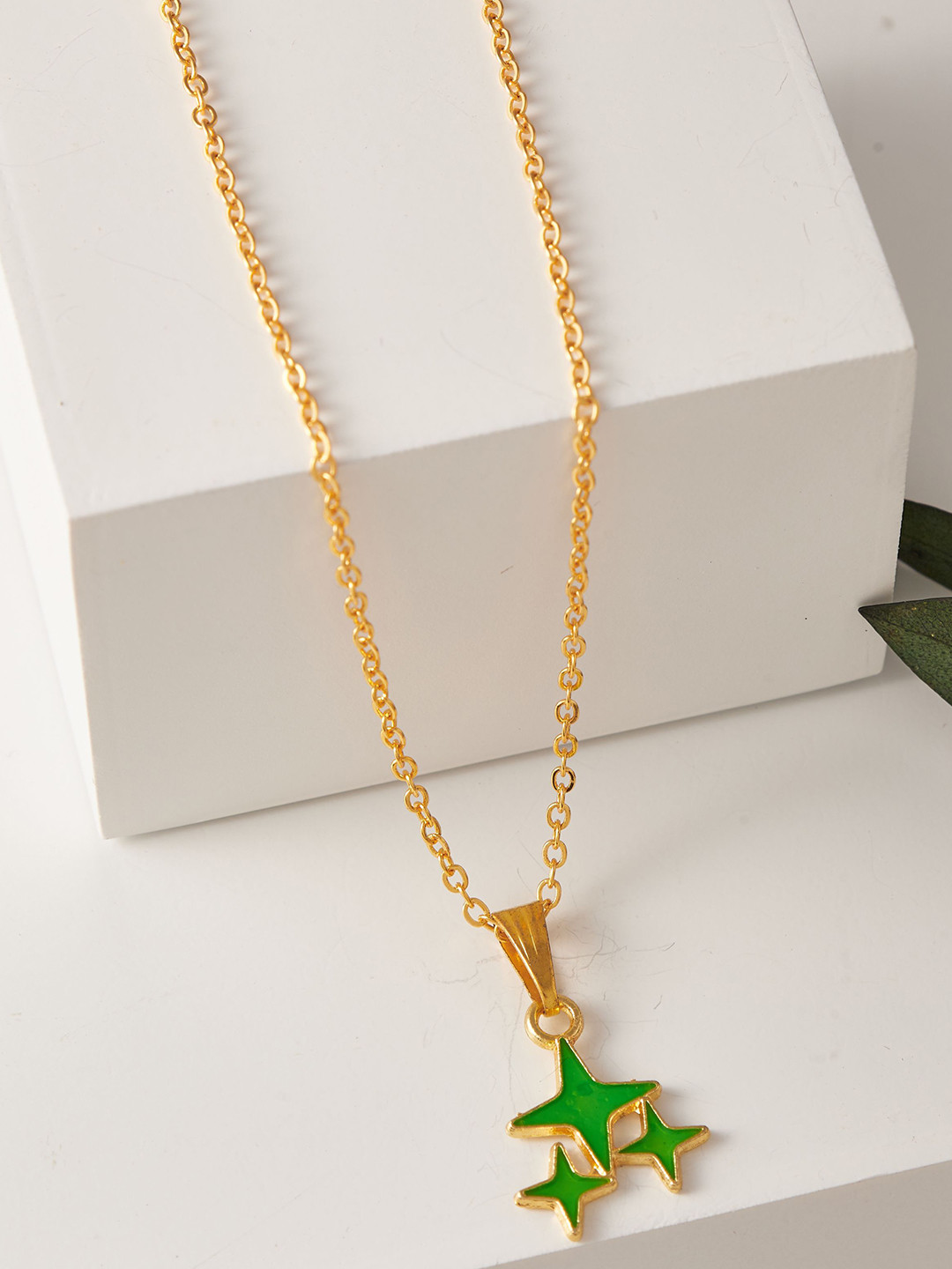 

DressBerry Gold-Plated Pendant With Chain