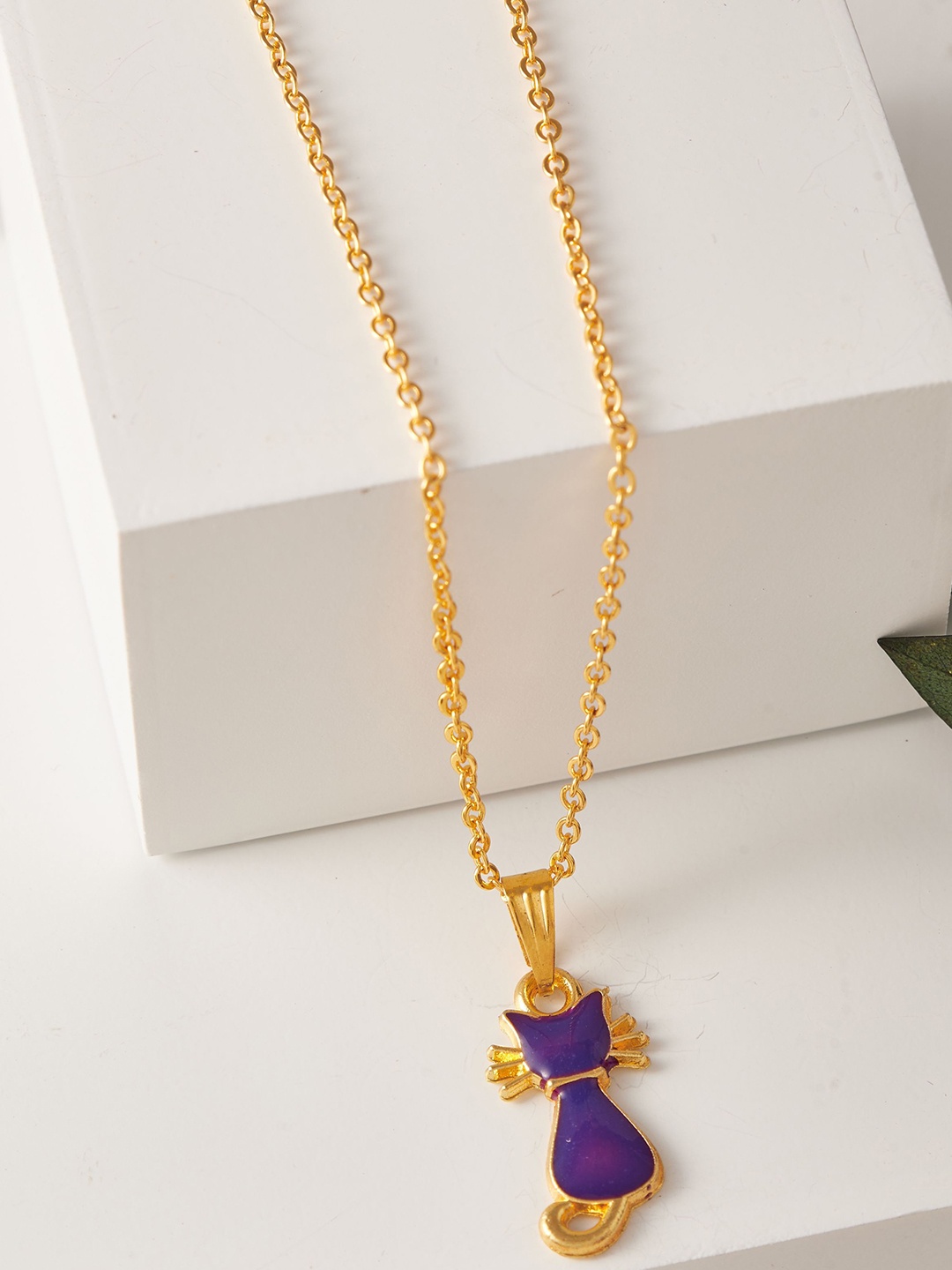 

DressBerry Gold-Plated Pendant With Chain