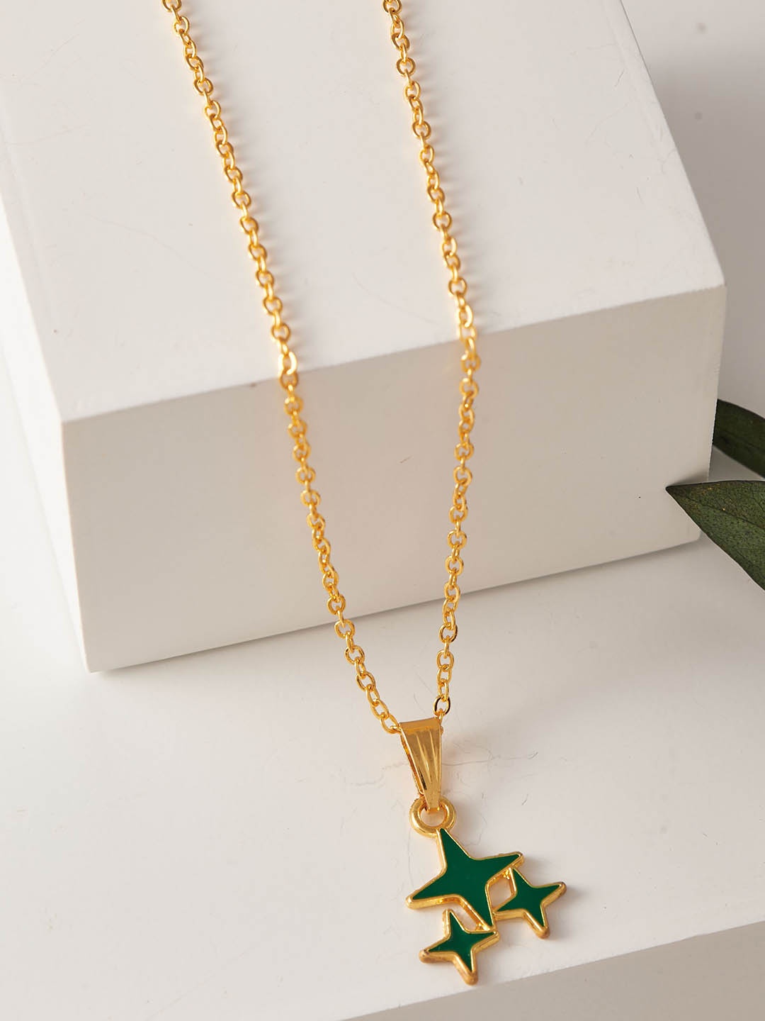 

DressBerry Gold-Plated Pendant With Chain