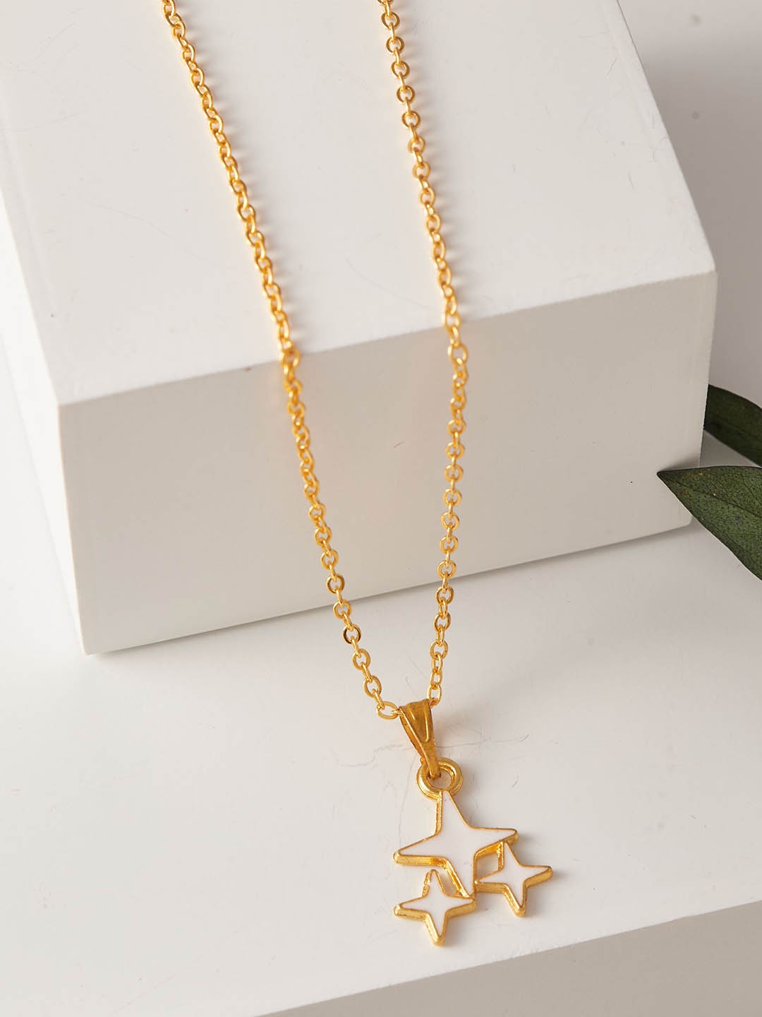 

DressBerry Gold-Plated Pendant With Chain