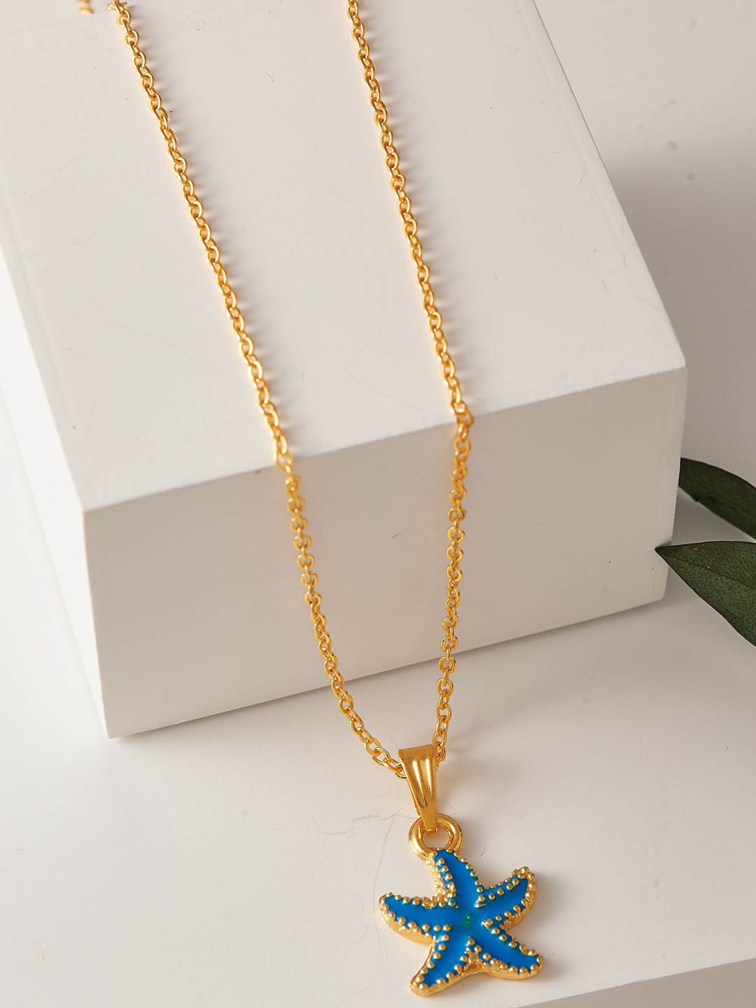 

DressBerry Gold-Plated Pendant With Chain