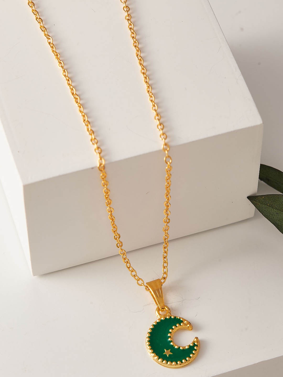 

DressBerry Gold-Plated Pendant With Chain