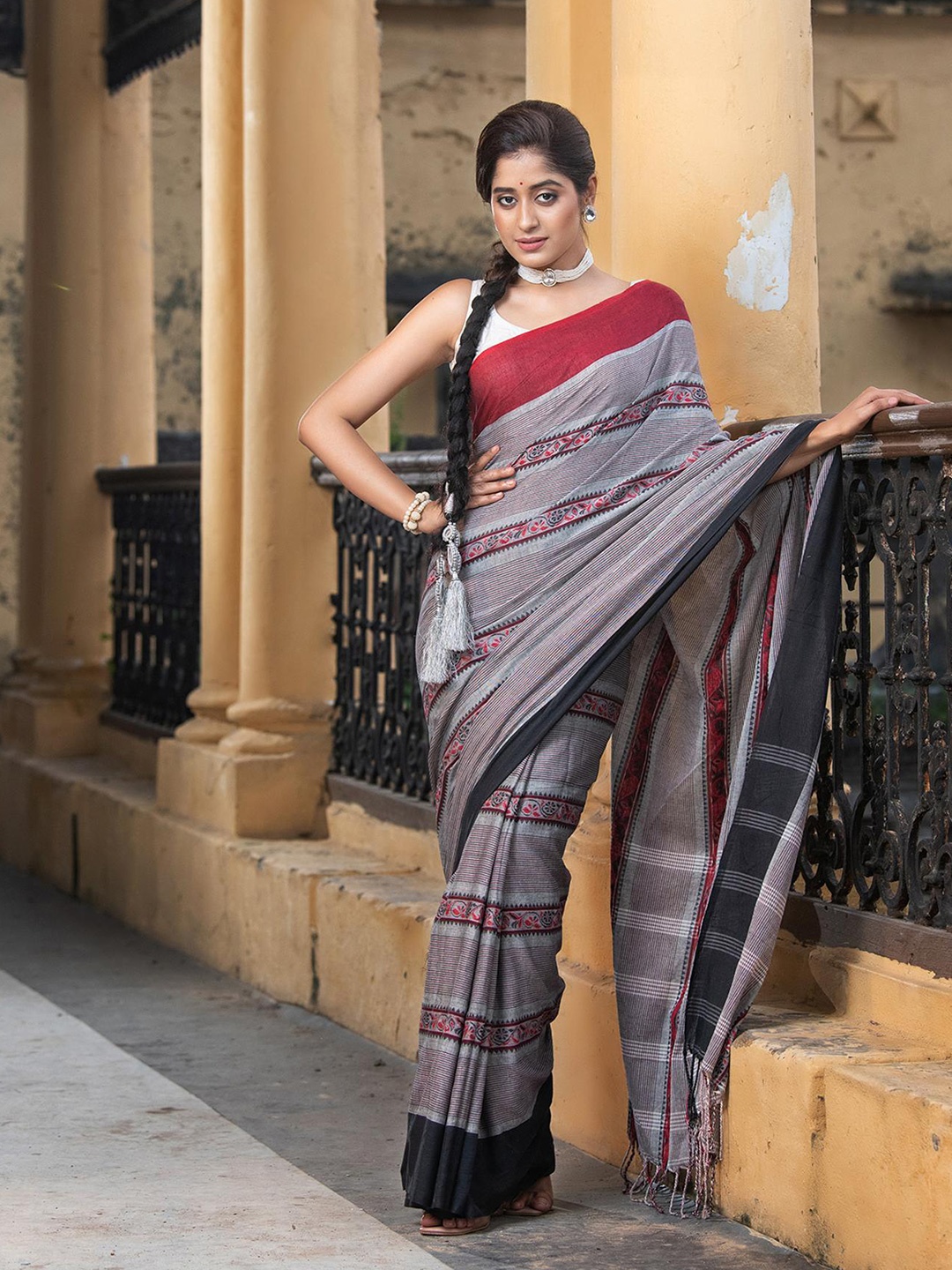 

Angoshobha Woven Design Floral Pure Cotton Saree, Grey