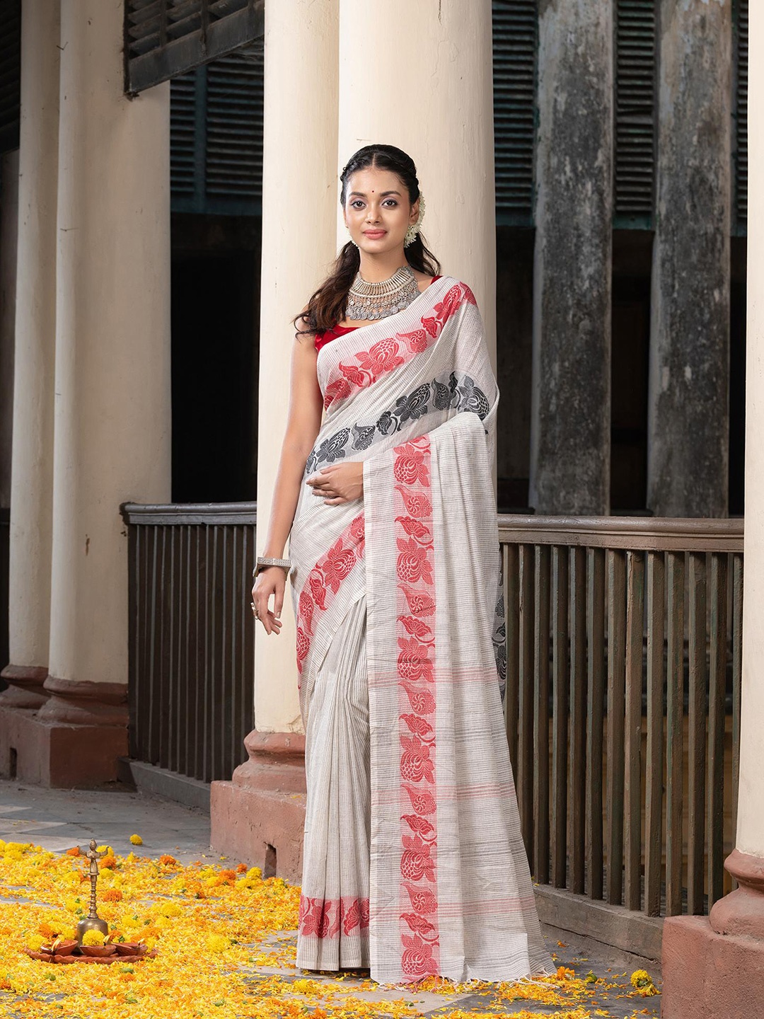 

Angoshobha Ethnic Motifs Woven Design Pure Cotton Saree, Off white