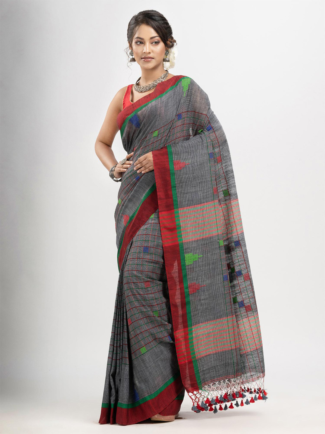 

Angoshobha Checked Woven Design Pure Cotton Saree, Grey