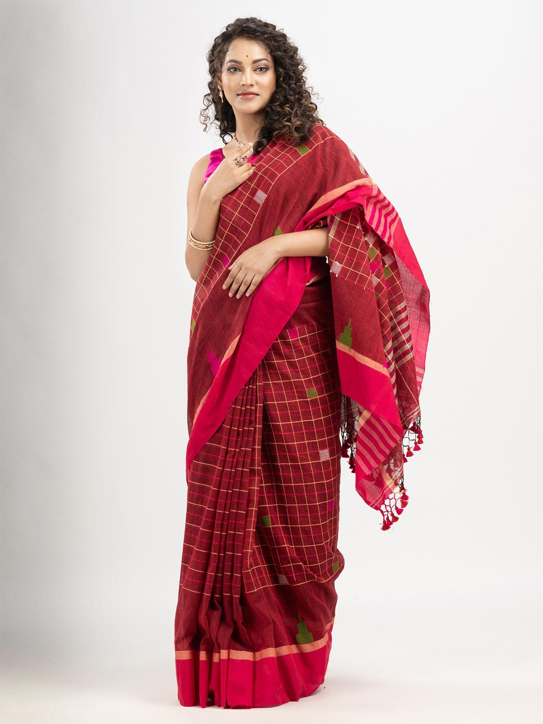 

Angoshobha Checked Pure Cotton Saree, Red