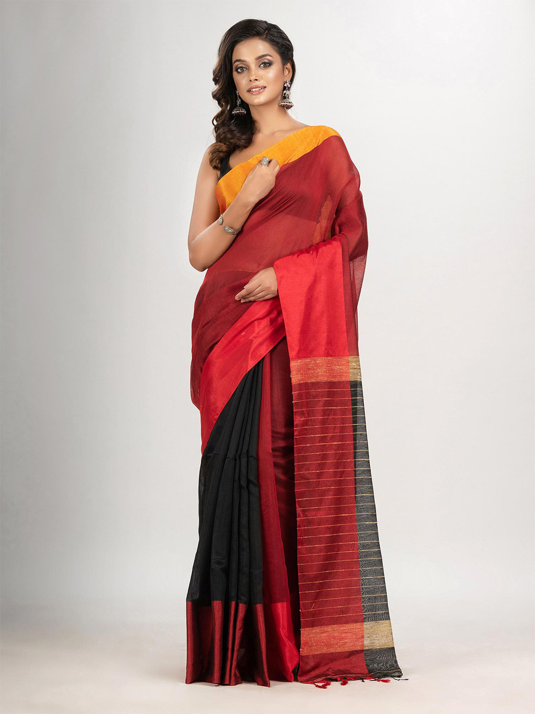 

Angoshobha Colourblocked Saree, Maroon
