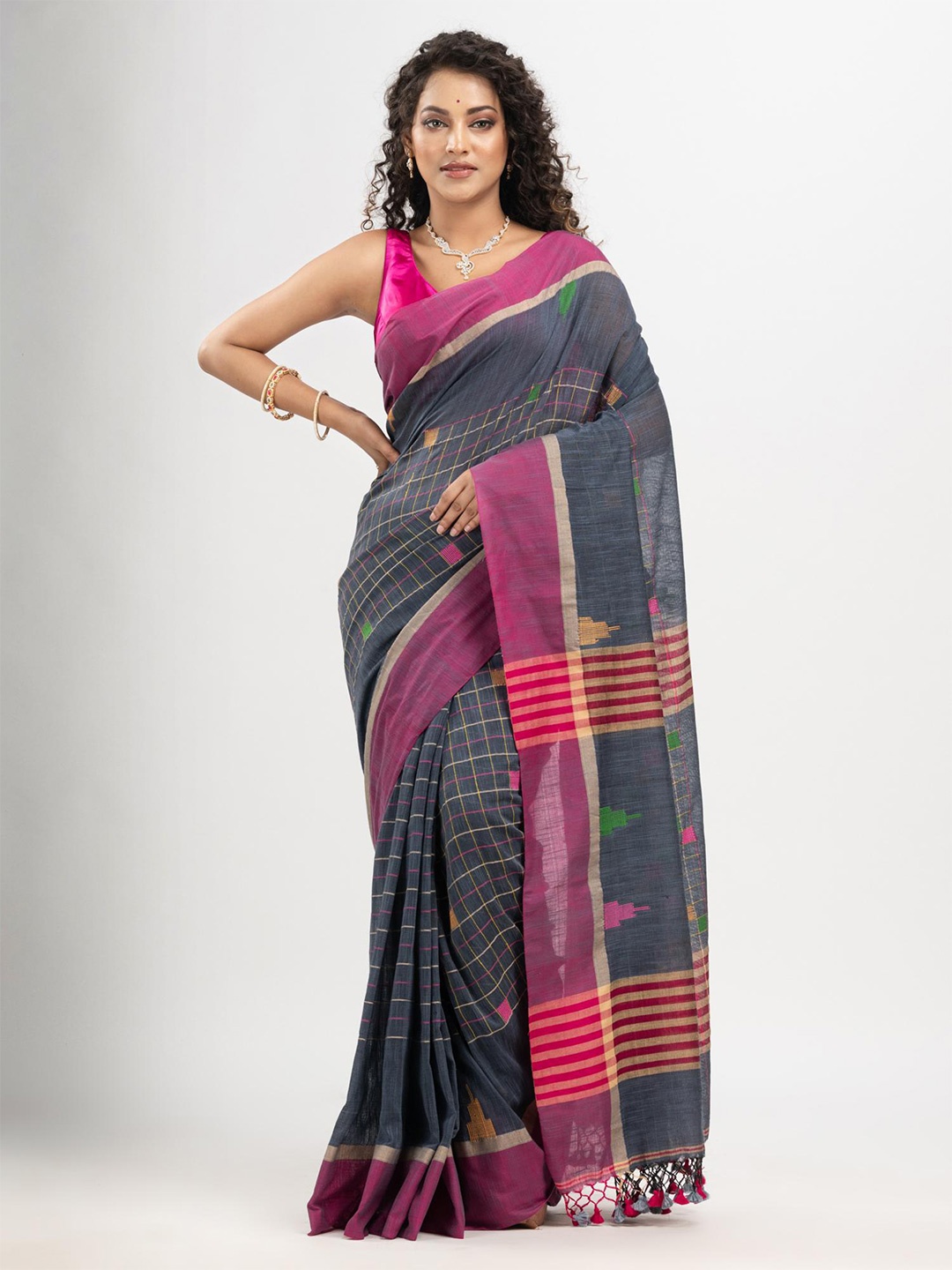 

Angoshobha Checked Woven Design Pure Cotton Saree, Grey
