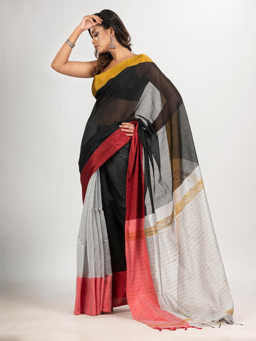 

Angoshobha Woven Design Colourblocked Saree, Black