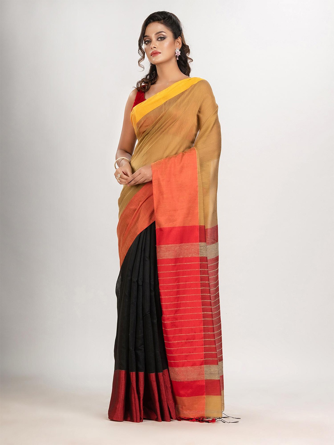 

Angoshobha Colourblocked Saree, Beige