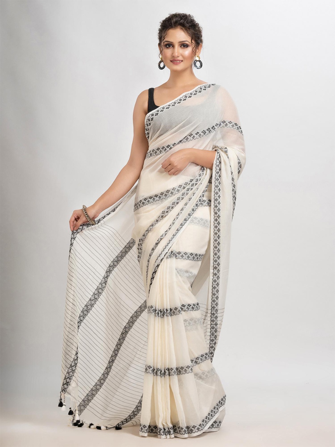 

Angoshobha Ethnic Motifs Embroidered Pure Cotton Saree, White