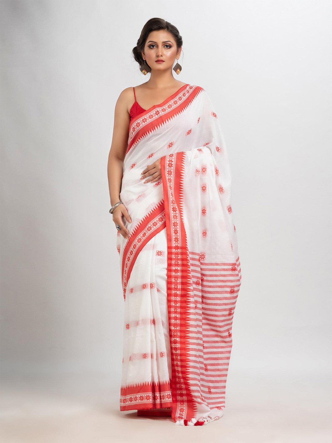 

Angoshobha Ethnic Motifs Woven Design Pure Cotton Saree, White