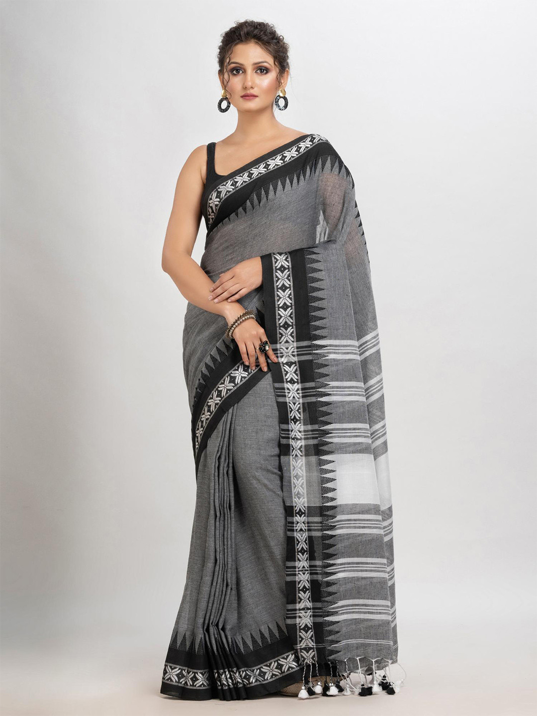 

Angoshobha Woven Design Pure Cotton Saree, Grey