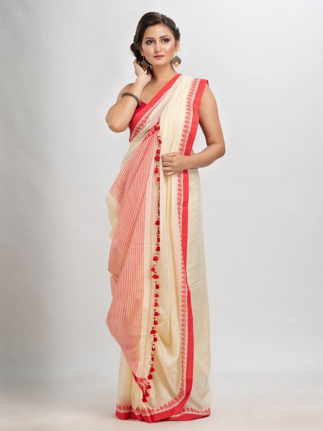 

Angoshobha Woven Design Pure Cotton Saree, Cream
