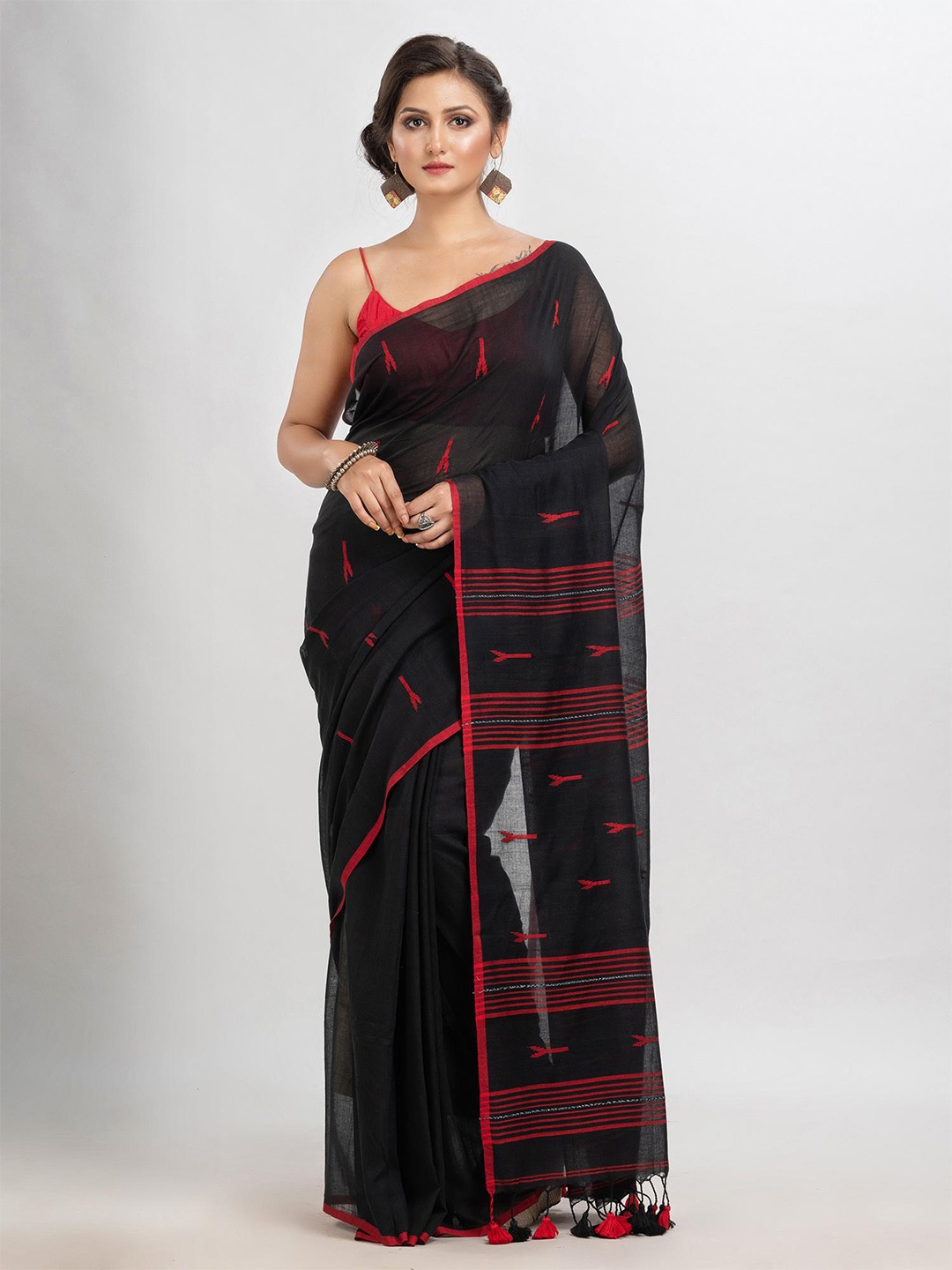 

Angoshobha Woven Design Pure Cotton Jamdani Saree, Black