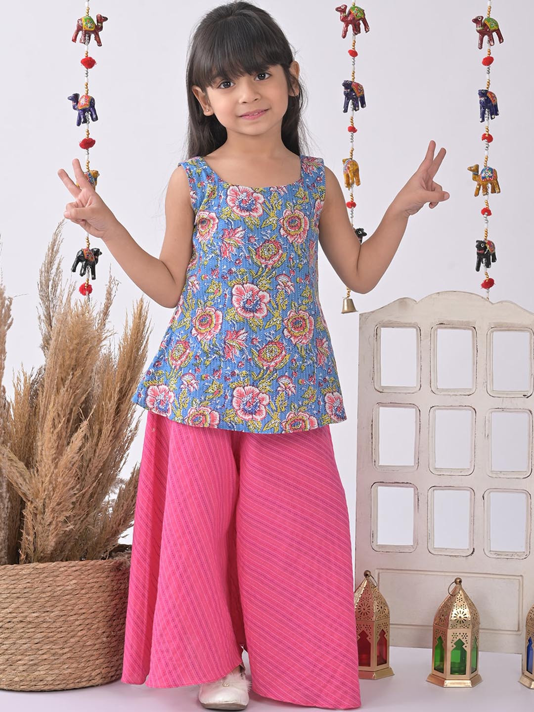 

Sangria Girls Printed Pure Cotton Kurti With Palazzos, Blue
