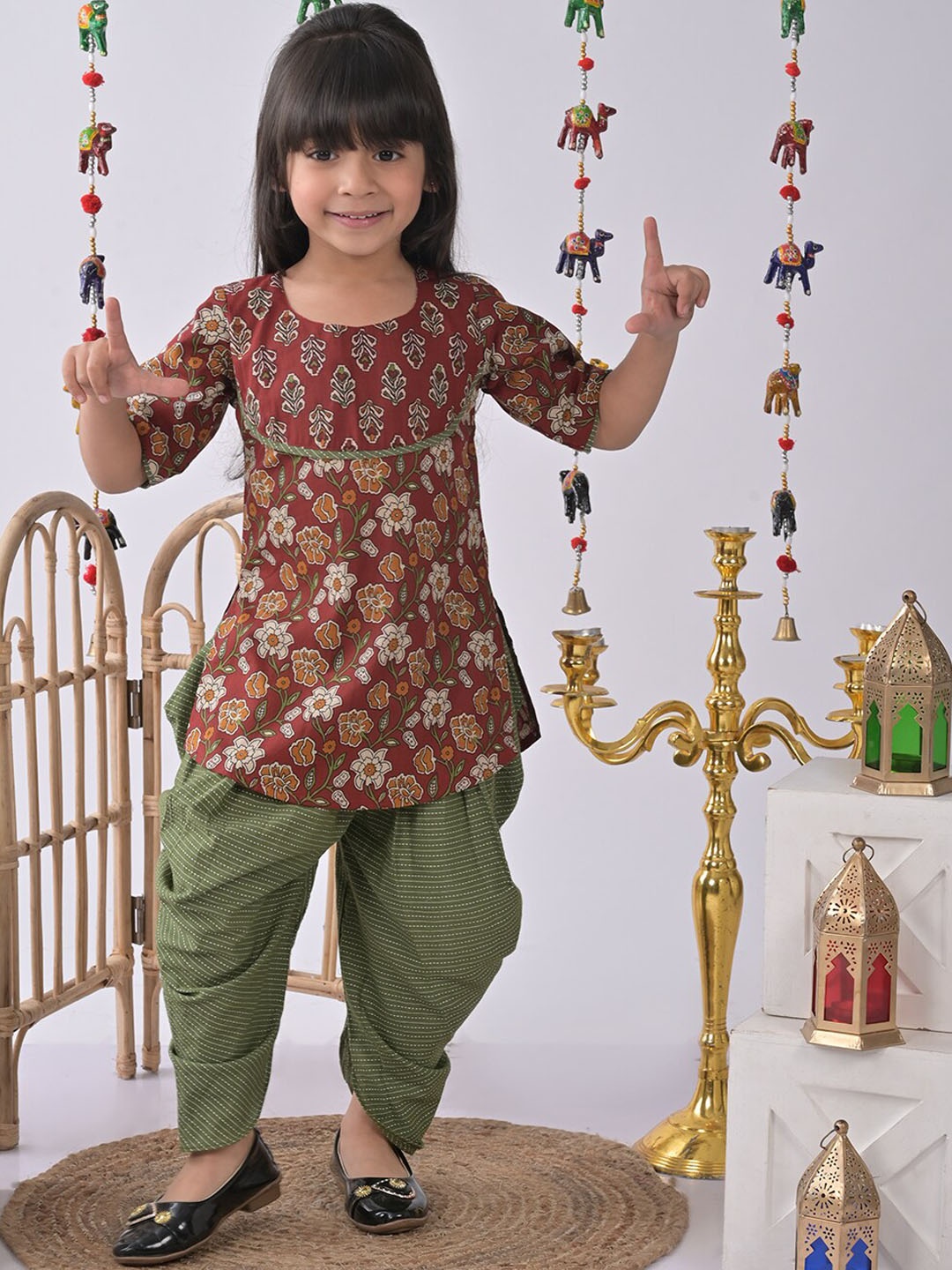 

Sangria Girls Printed Pure Cotton Kurti With Dhoti Pants, Green