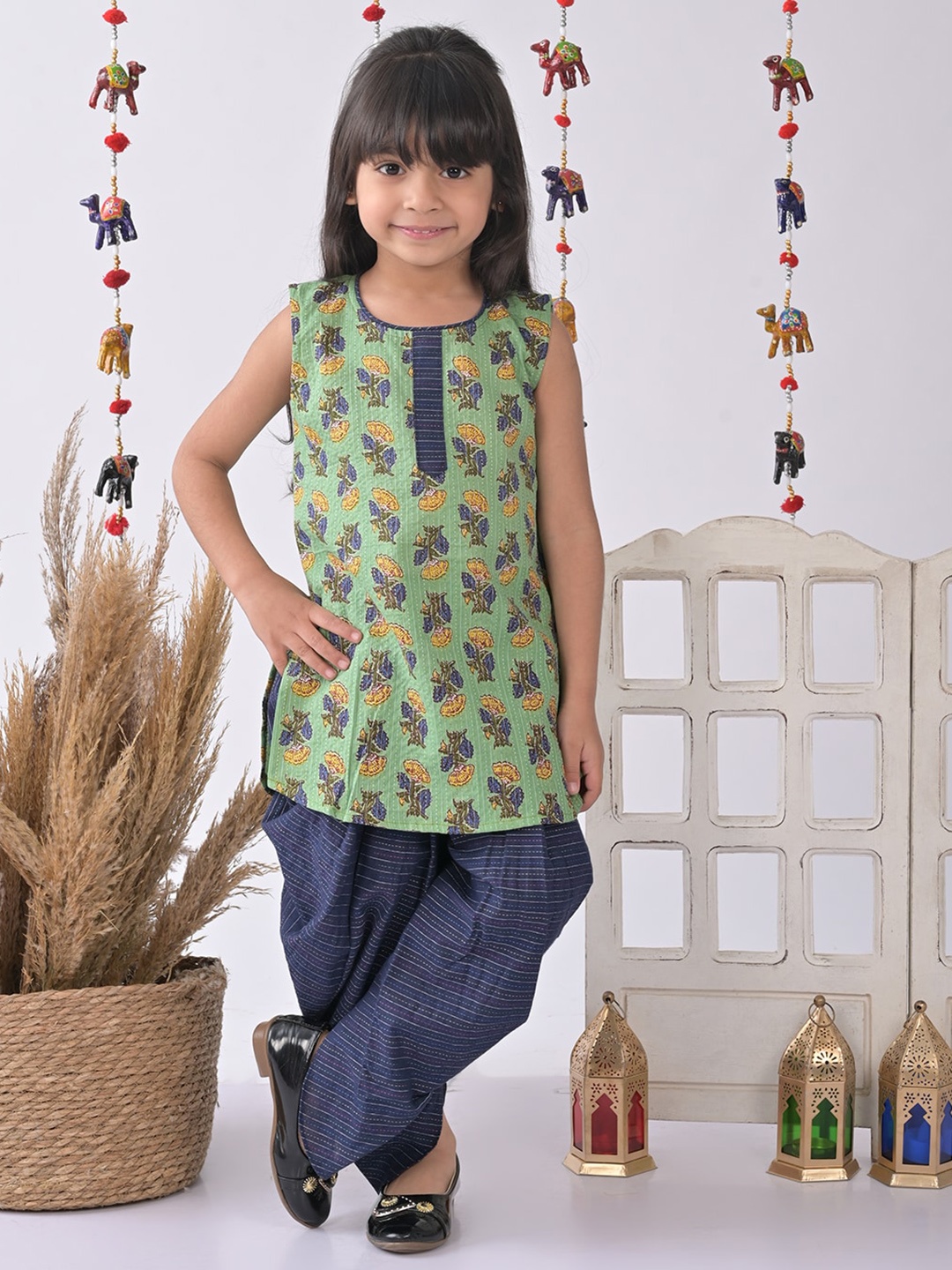 

Sangria Girls Printed Pure Cotton Kurti With Dhoti Pants, Blue