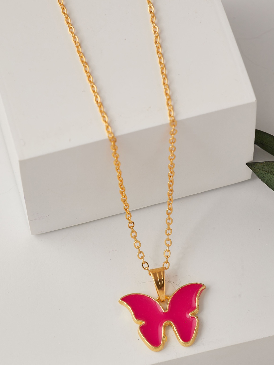 

DressBerry Gold-Toned Gold-Plated Pendant With Chain